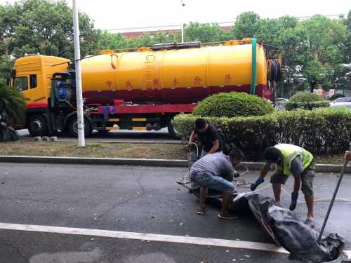 雄厚的队伍,公司配有高压清洗车,吸污车,污泥压缩车,机器人管道检测